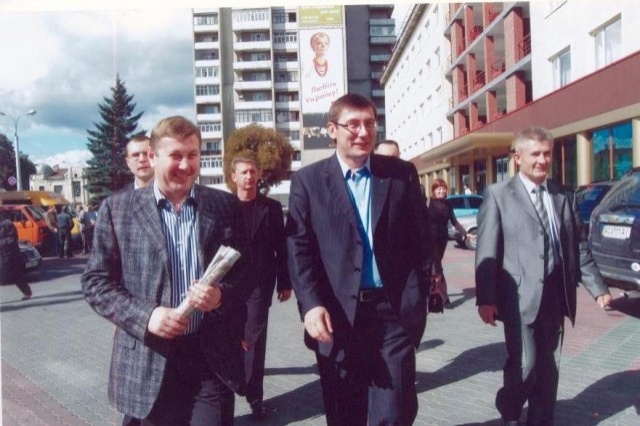 Зліва направо: Володимир Бондар, Юрій Луценко. Луцьк, 2005 рік