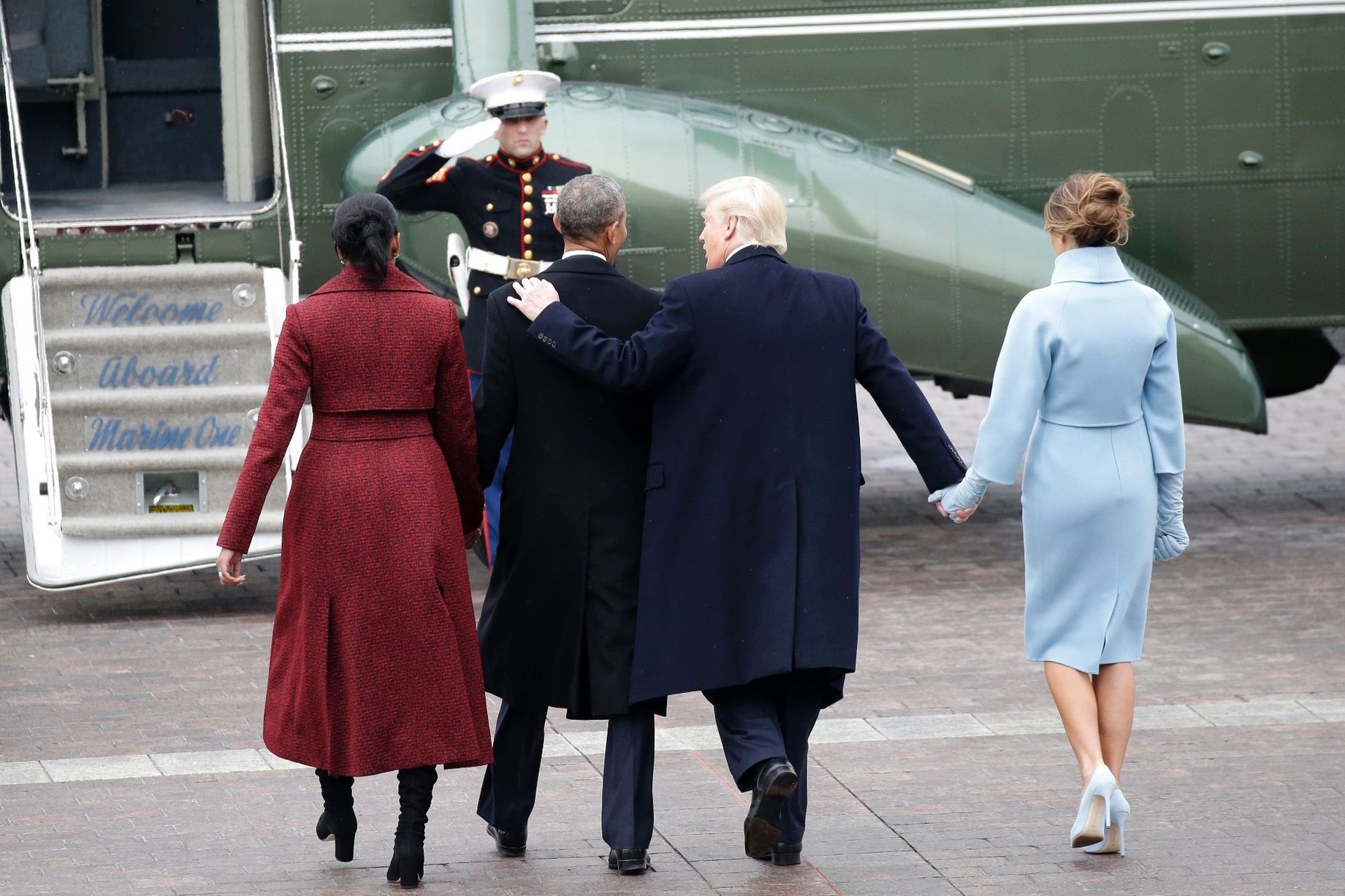Дональд і МеланіяТрамп проводжають Барака і Мішель Обаму (фото: Getty)