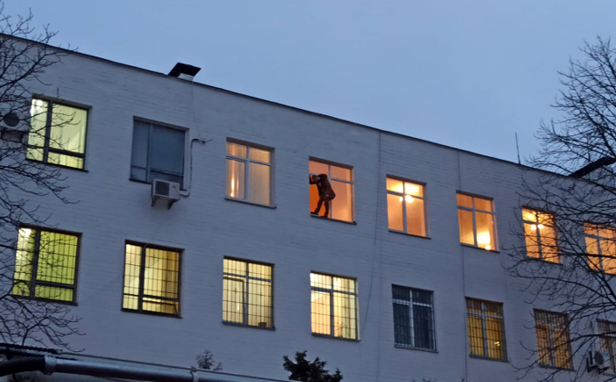 Олексій Сердюк погрожував вистрибнути з четвертого поверху будівлі Шевченківського райуправління поліції Києва