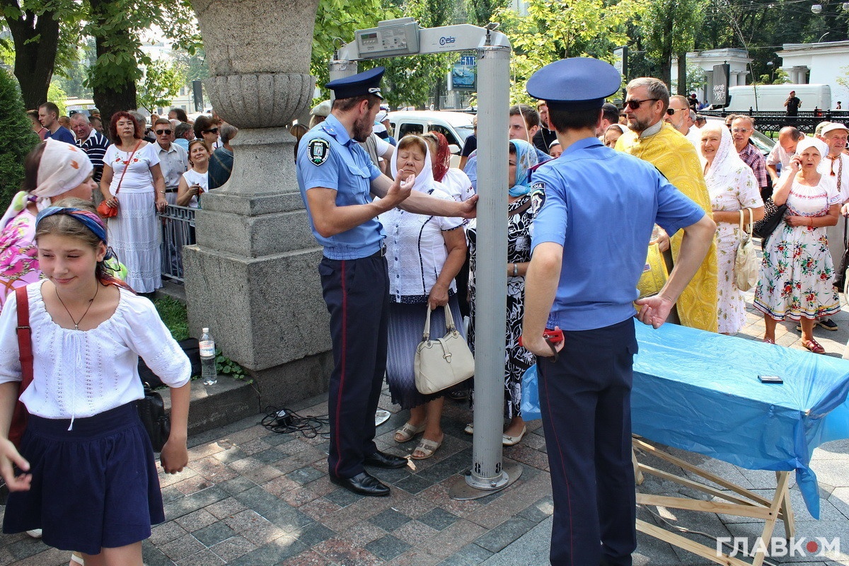 Перевірка громадян біля Володимирського собору (фото: Станіслав Груздєв, Главком)