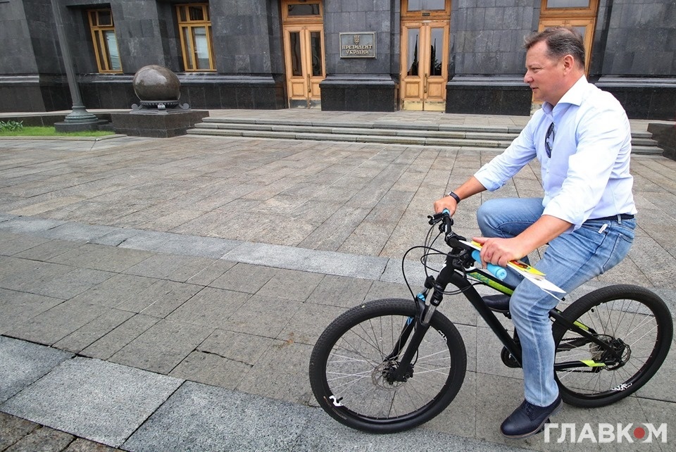 Олег Ляшко катався по Банковій на велосипеді