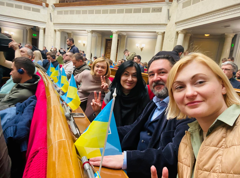 Євгенія Кравчук разом із колегами по фракції «Слуги народу» на засіданні парламенту 14 квітня (Фото: Facebook)