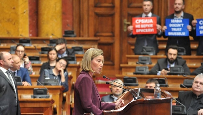 Парламент Сербії зустрів главу дипломатії Євросоюзу Федеріку Могеріні вигуками гасел на підтримку Росії