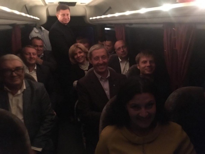 Депутатів фракції БПП доправили до резиденції «Залісся» автобусом. Фото: УП
