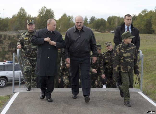 Президент Білорусі Олександр Лукашенко із сином (праворуч) і президент Росії Володимир Путін під час спільних навчань «Захід-2013» (фото: Reuters)