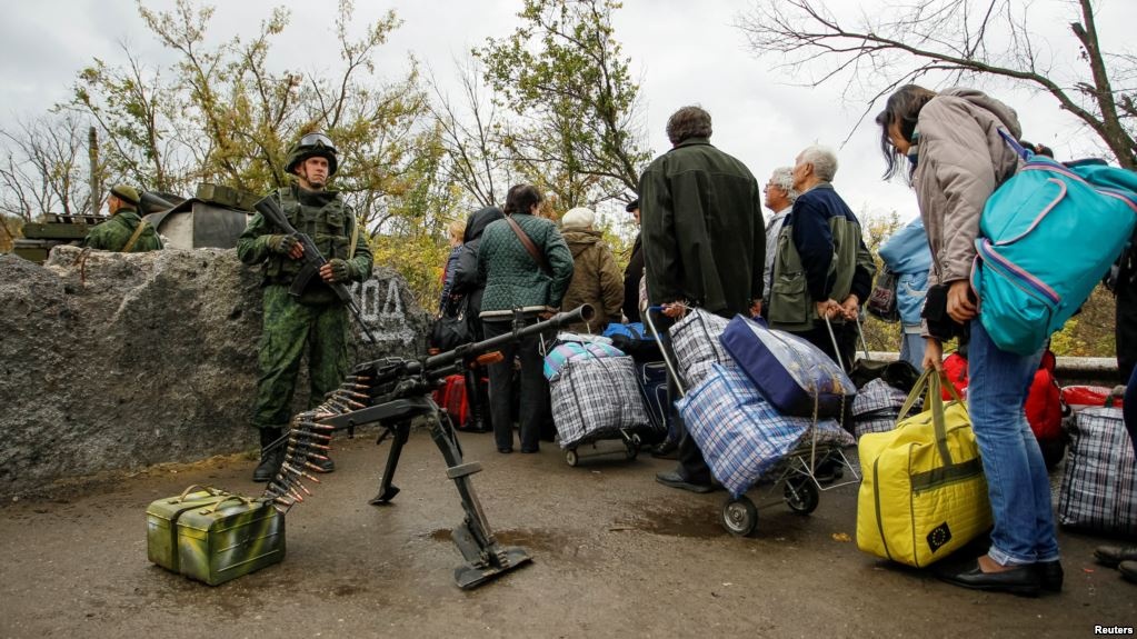 Мирні жителі на блокпості проросійських бойовиків, Станиця Луганська (фото: Reuters)