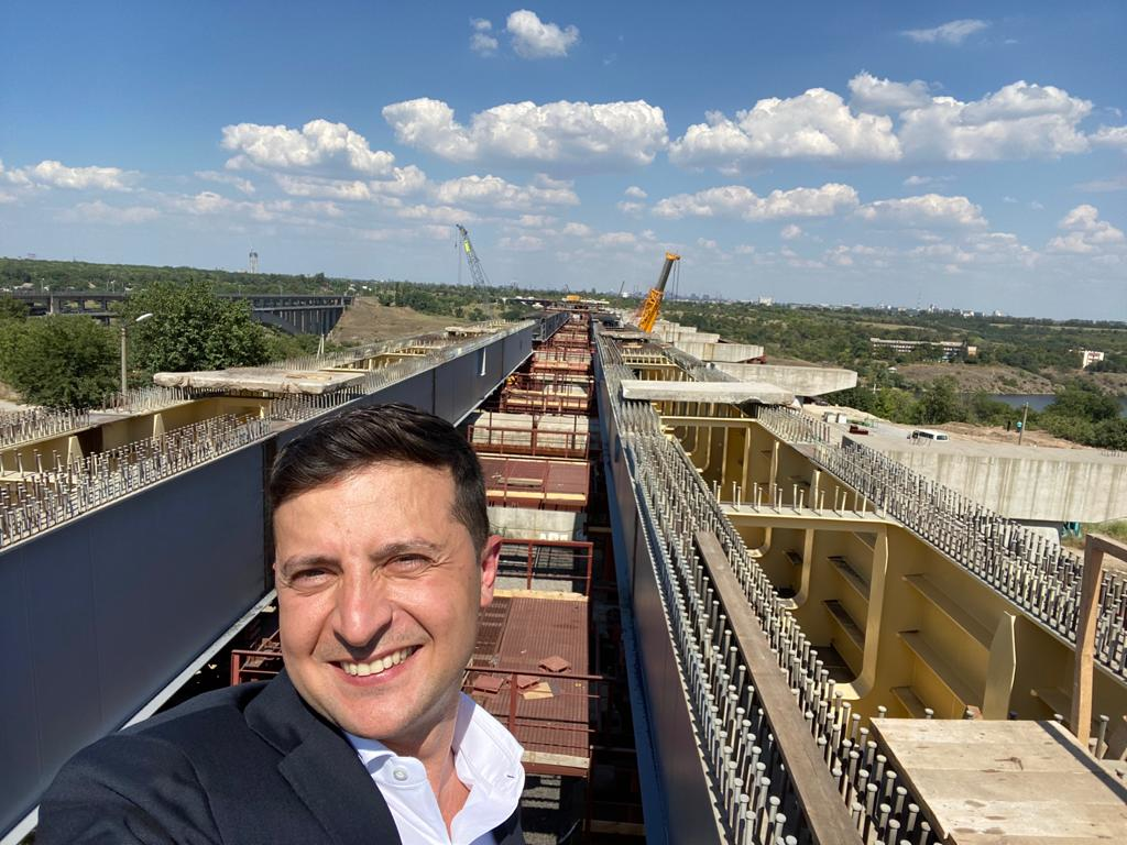 Володимир Зеленський на будівництві мосту у Запоріжжі. Літо 2020 року