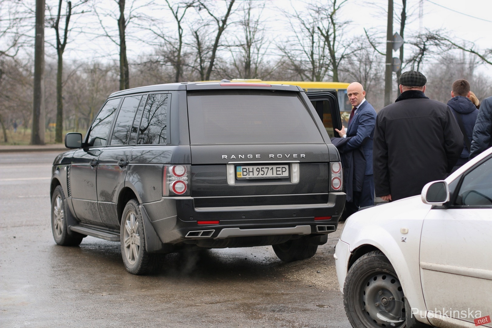 В декларации Геннадия Труханова автомобиль не указан. Но ездит политик на Range Rover, вероятно, служебном