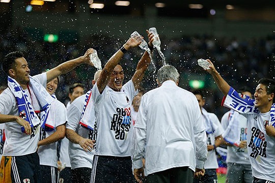 Японці дякують своєму тренеру. Фото Getty Images