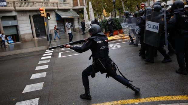 Іспанська поліція в Барселоні стріляє гумовими кулями у людей, які відвідують каталонську виборчу дільницю. Фото: AP