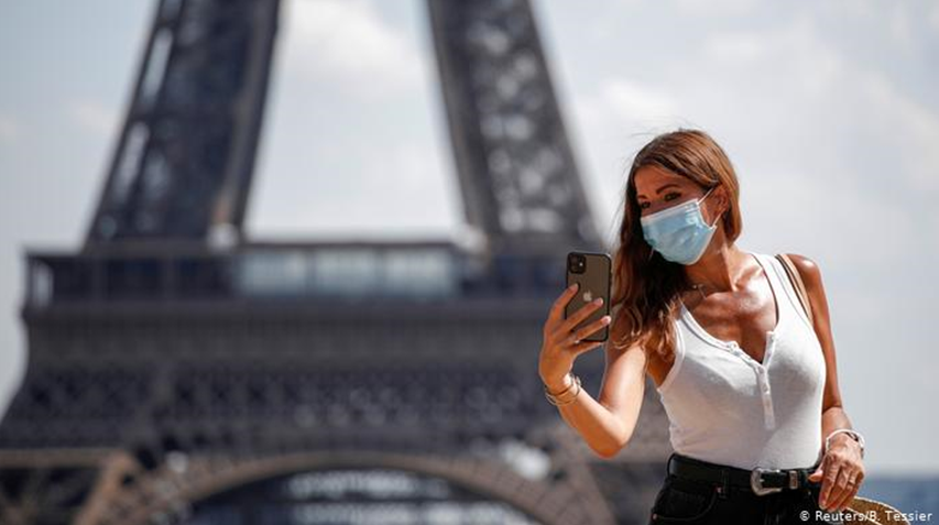Туристи у Франції мусять робити селфі у масках