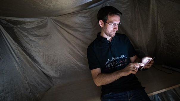 Маттіас Шульц з Технічного університету Дармштадта розробляє систему екстреного зв’язку між смартфонами