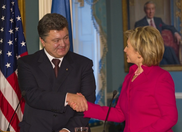 Грудень-2009: зустріч державного секретаря США Хілларі Клінтон і глави МЗС України Петра Порошенка (фото: nahnews.org)