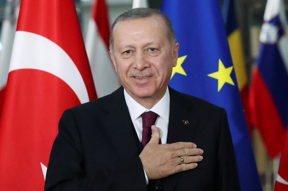 Реджеп Ердоган, чий рейтинг просідає, також має приводи завдячувати війні в Карабасі (фото: reuters)