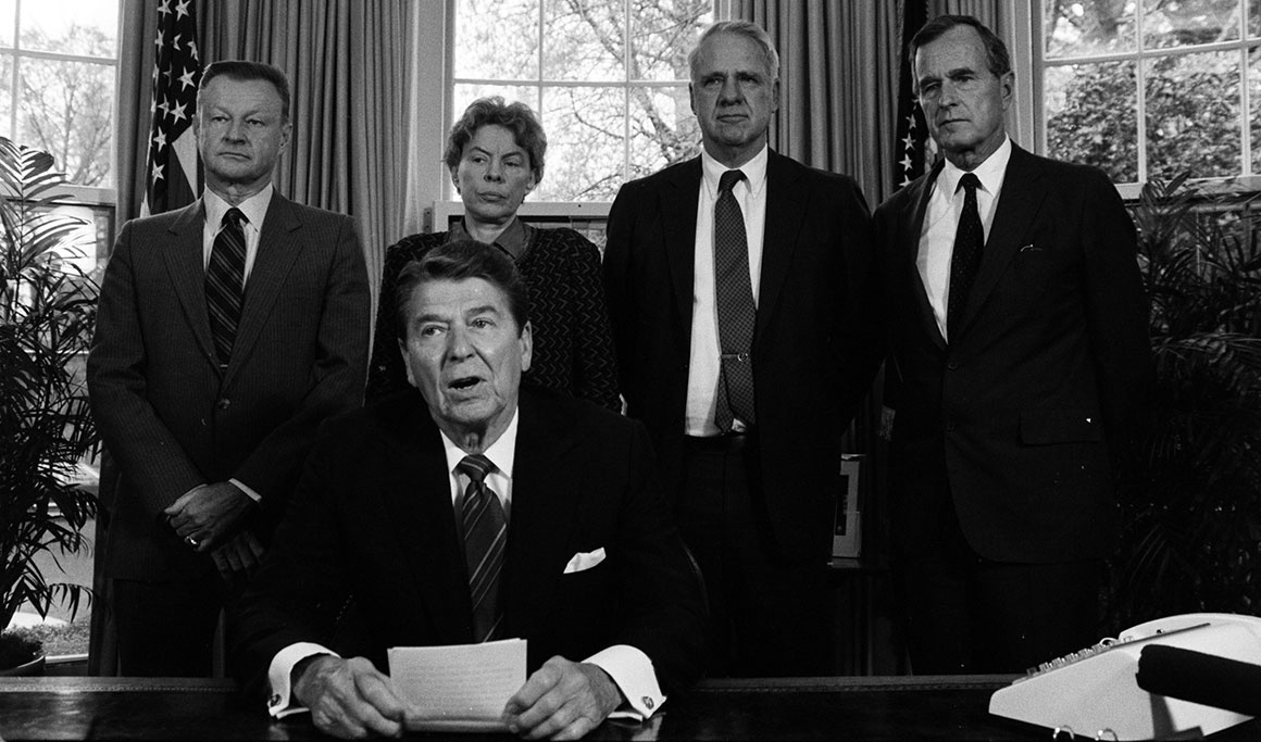 У 1985 році президент Рейган зустрічався з консервативними керівниками національного оборонного відомства Вашингтона, включаючи Бжезінського (фото: Politico)