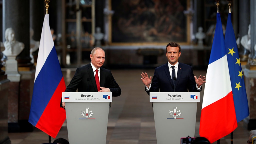 Президент Франції Еммануель Макрон прийняв у себе очільника держави-агресора Путіна