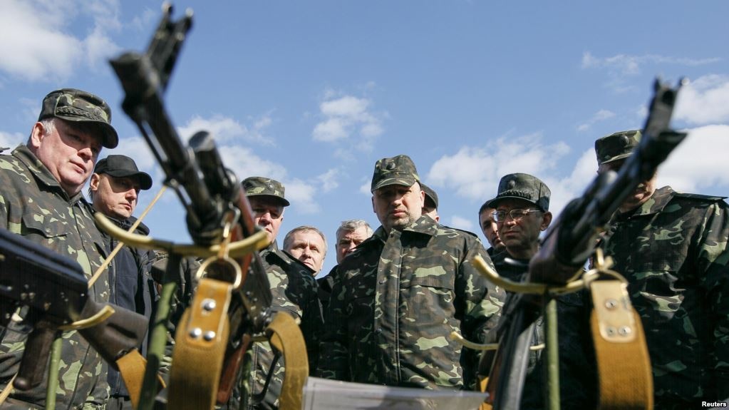 Олександр Турчинов (в центрі) на військовій виставці (Чернігівська область, 2014 рік)