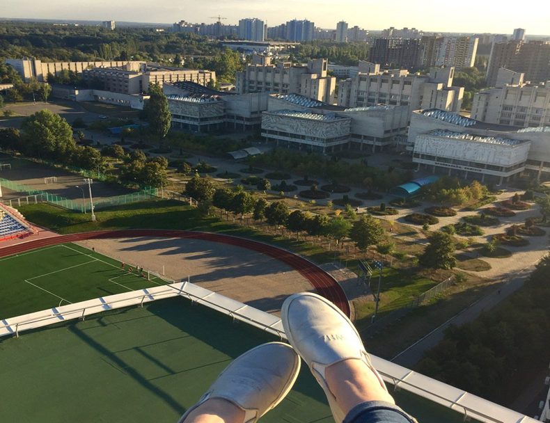 Жителі нових будинків, побудованих на території університету при Губерському, тепер можуть зверхньо поглядати на студентів (фото: 2gis.ua)