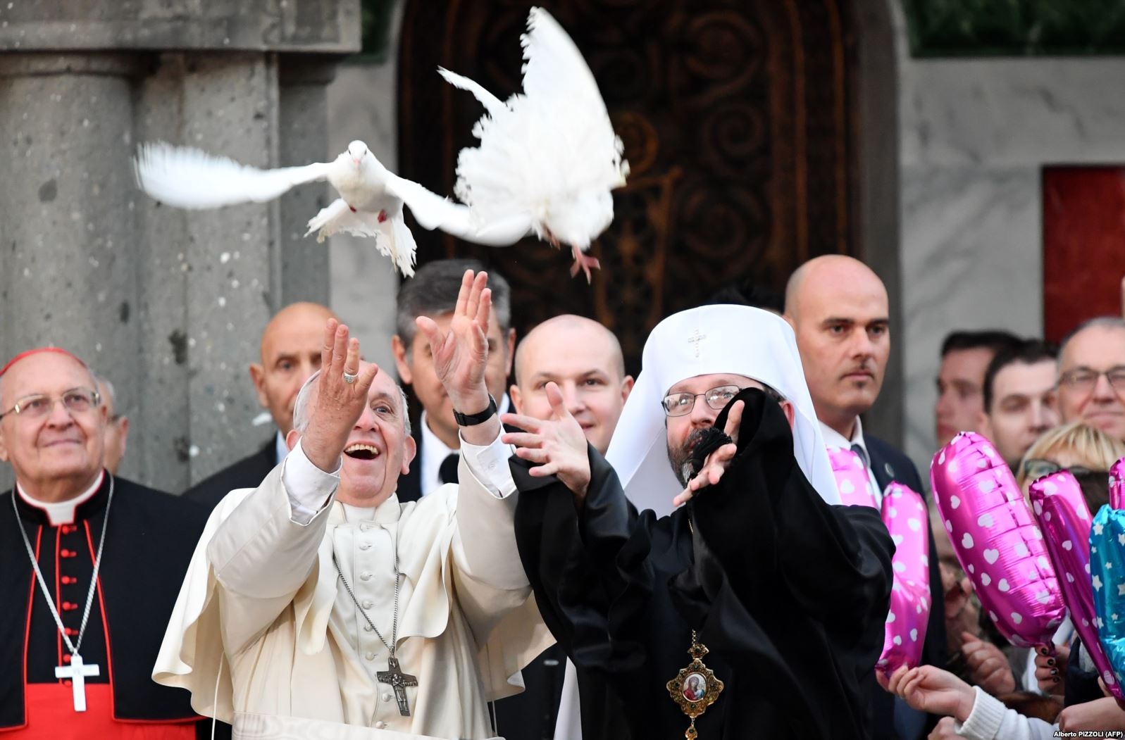Глава УГКЦ Святослав Шевчук (праворуч) і папа Римський Франциск випускають пару білих голубів біля храму Святої Софії в Римі, 28 січня 2018 року (фото: news.ugcc.ua)