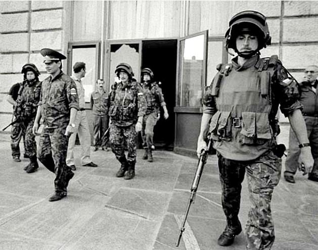 Сергій Шойгу під охороною російського спецназу біля будинку Ради міністрів Абхазії влітку 1993 року. Фото з відкритих джерел