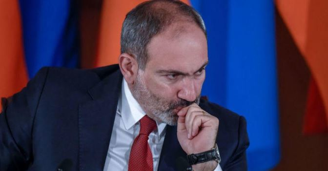 Кремль не доверял армянском премьеру, которого к власти привела улица. Теперь ему не доверяет и армянское общество (фото: zerkalo.az)