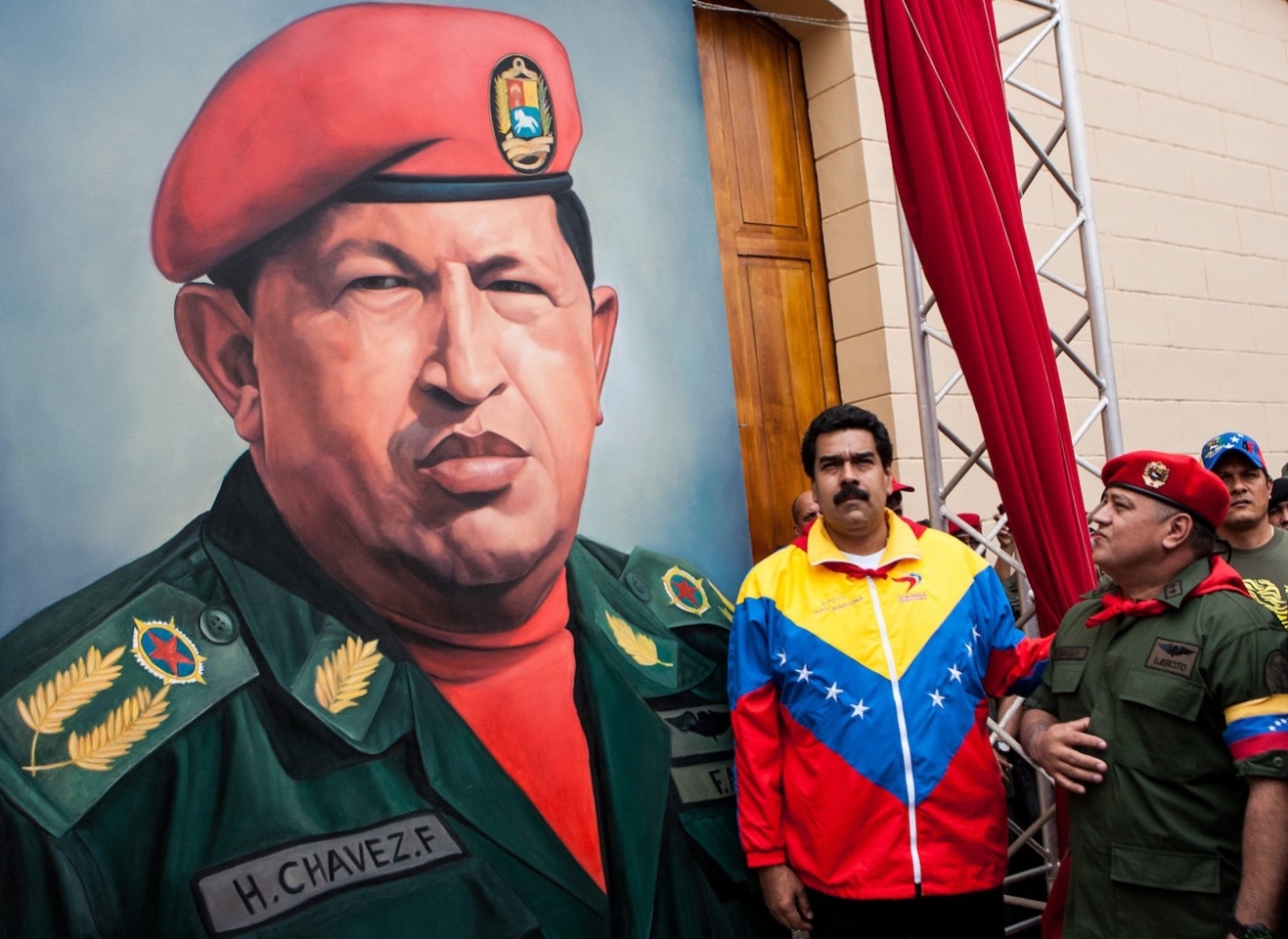 Кандидат від соціалістів Ніколас Мадуро, якого покійний лідер країни Уго Чавес обрав своїм наступником, у 2013 році з мінімальним відривом переміг на президентських виборах... Мадуро, отримав 50,7% голосів. За кандидата від опозиції Енріке Капрілеса було віддано 49,1% голосів.