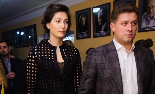 Єдиний нардеп, який офіційно пожертвував гроші своїй партії, - Олександр Присяжнюк з дружиною Ольгою Джарти