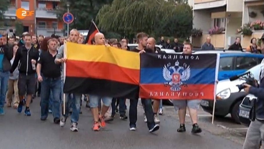 Німецькі ультраправі виходять на демонстрації з прапорами ДНР. Фото: ZDF