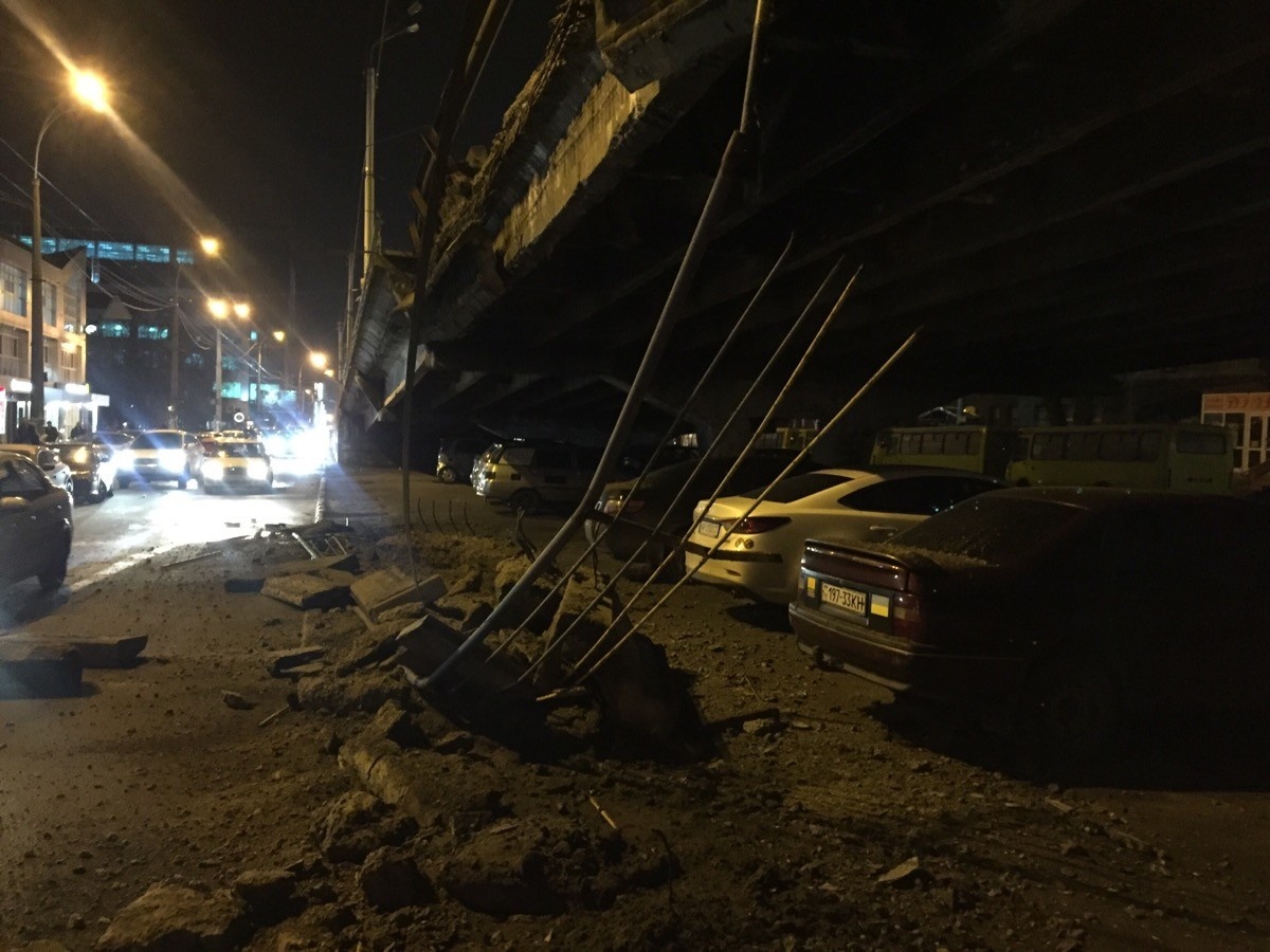 Частина Шулявського мосту впала на припарковані авто (фото: Київ автомобільний)