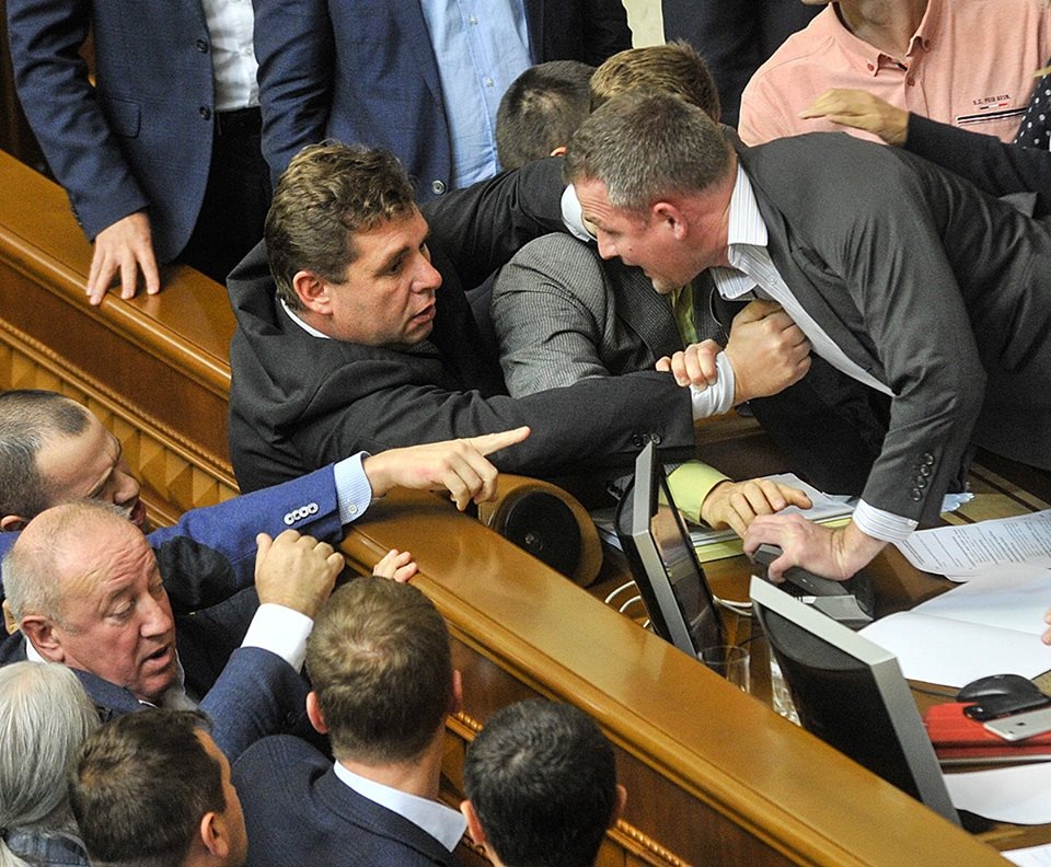 Одіозний депутат Олександр Третьяков намагається скинути Юрія Левченко з президії