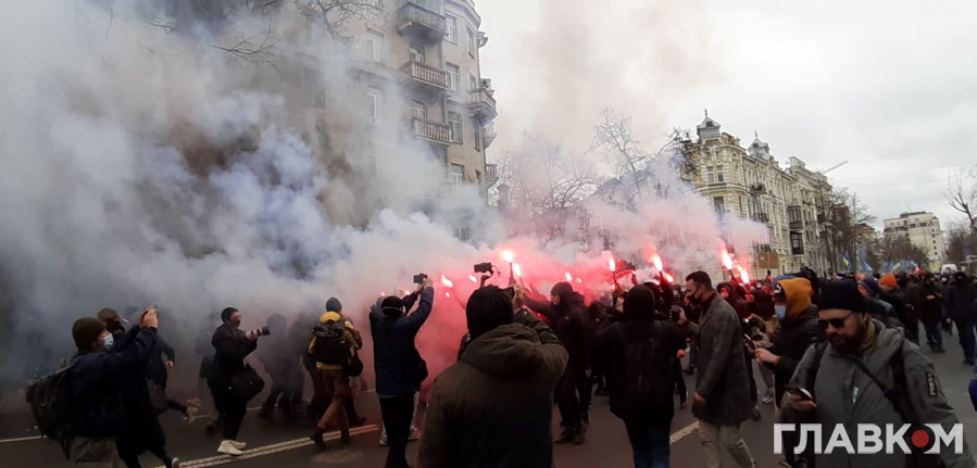 Учасники акції на підтримку Стерненка після протесту біля Офісу президента вирушили до Офісу генпрокурора