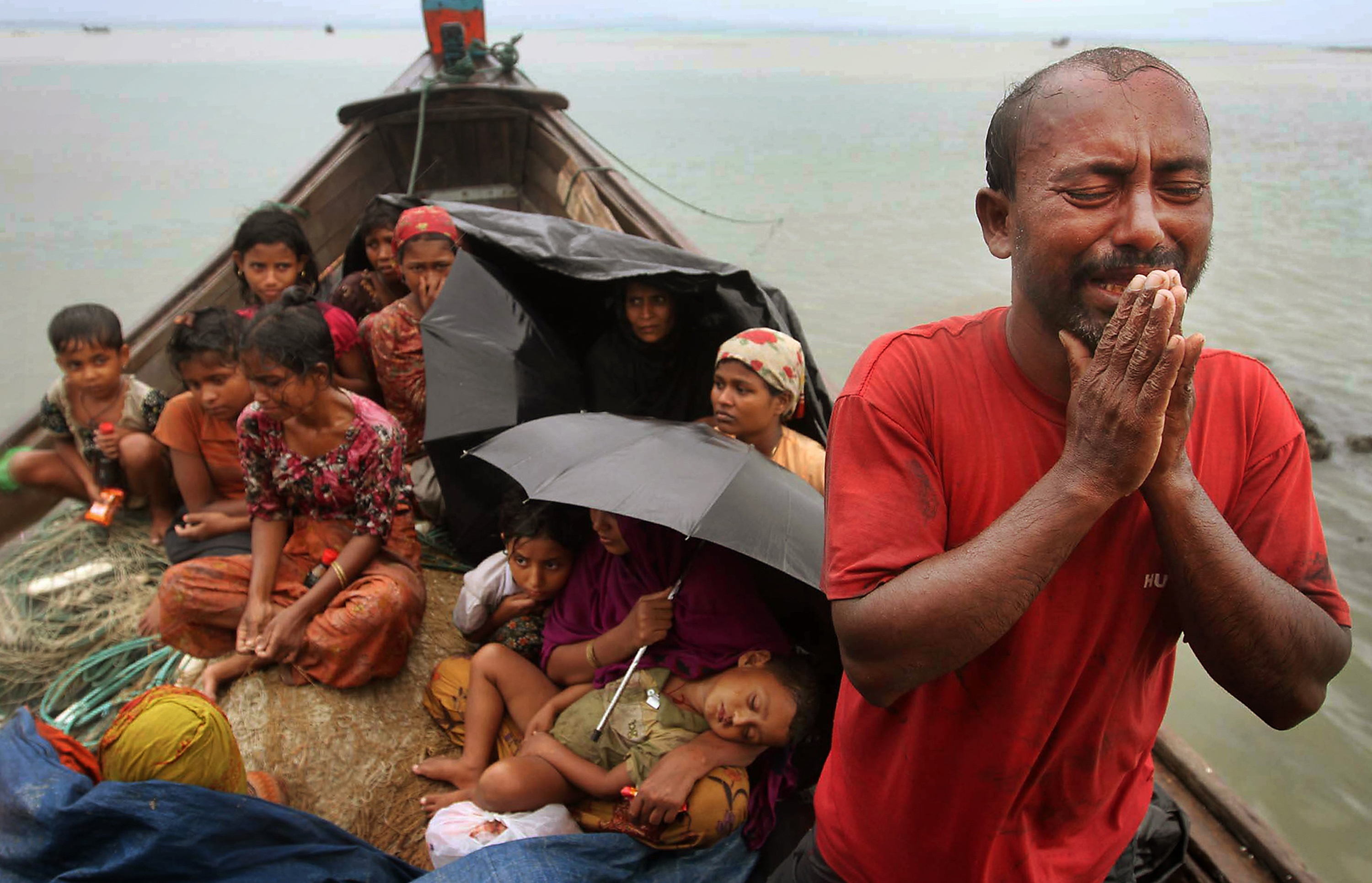 Етнічна меншість М’янми – рохінджа – змушена тікати від погромів та підпалів, емігруючи, зокрема, до сусідньої Бангладеш