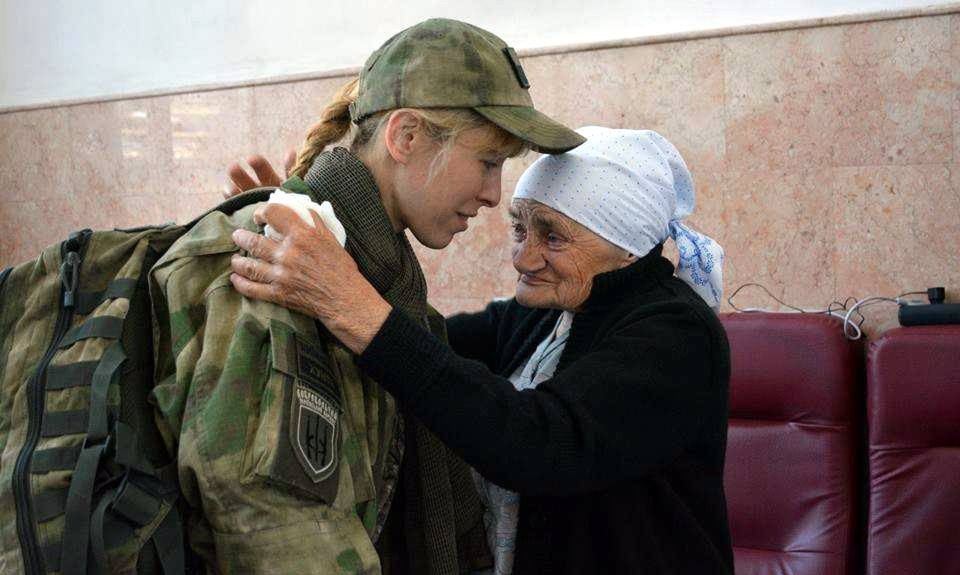 Населення (прифронтової зони, зокрема) все тепліше ставиться до української армії, каже Білозерська. На фото – з волонтером «бабусею Людою» у Дніпрі