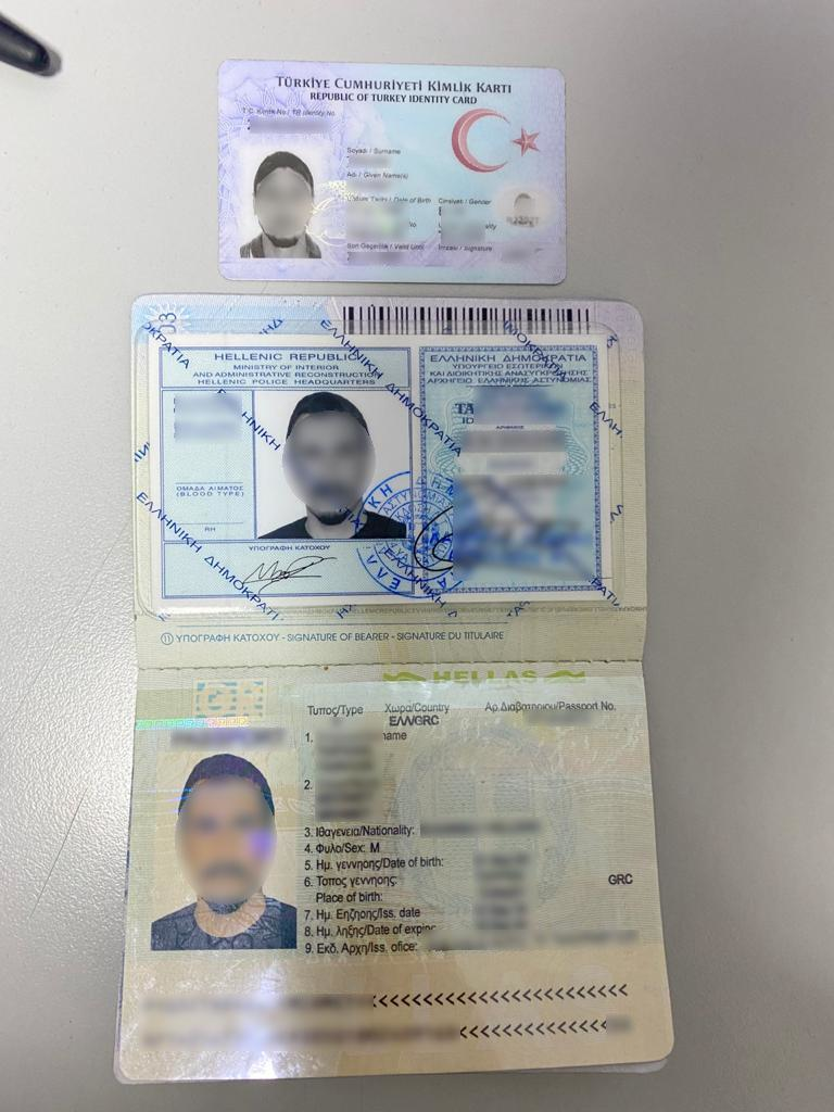 У турка виявили підроблені ID-картку Греції та закордонний паспорт громадянина Греції. Фото: Держприкордонслужба