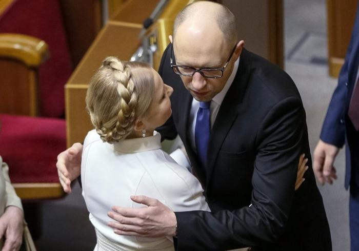 Арсеній Яценюк в приватних розмовах хвалиться, що вже їсть борщ з Юлією Тимошенко