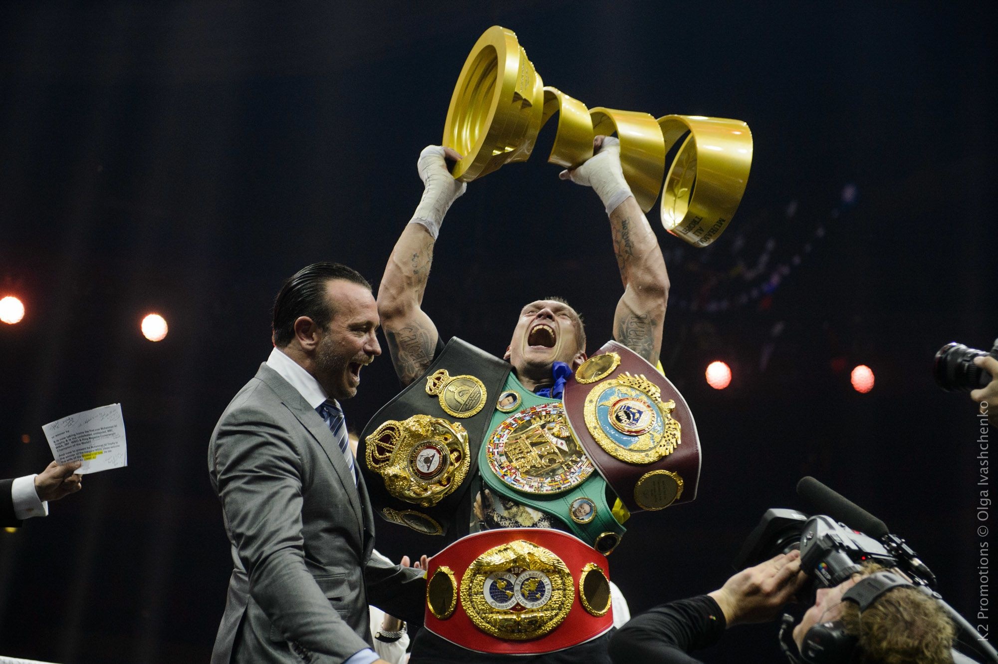 Олександр Усик зібрав усі найпрестижніші пояси у своєму дивізіоні і став першим в історії України абсолютним чемпіоном світу у професійному боксі