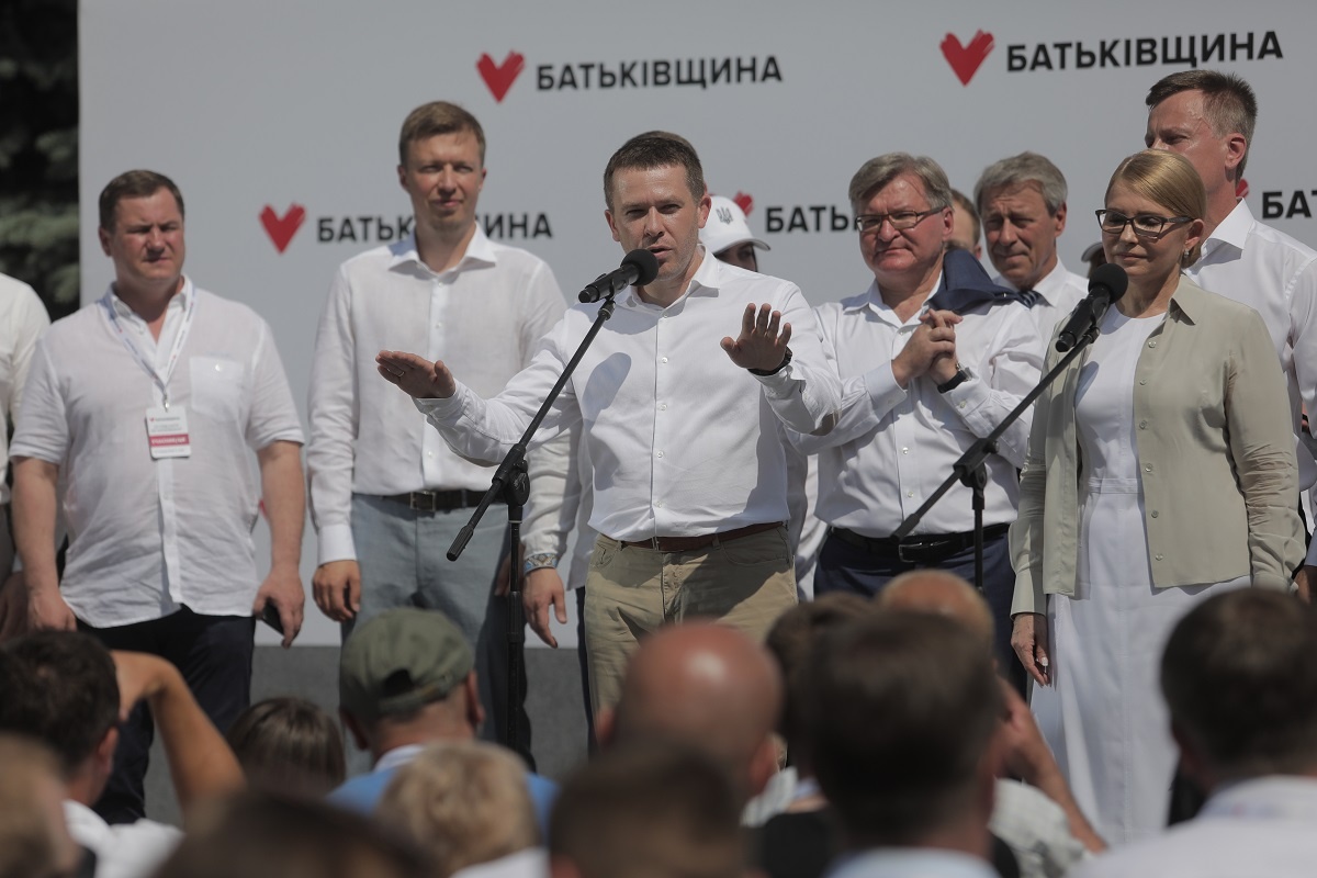 Праворуч від Тимошенко стоїть Немиря, якому не знайшлося місця у першій п’ятірці списку