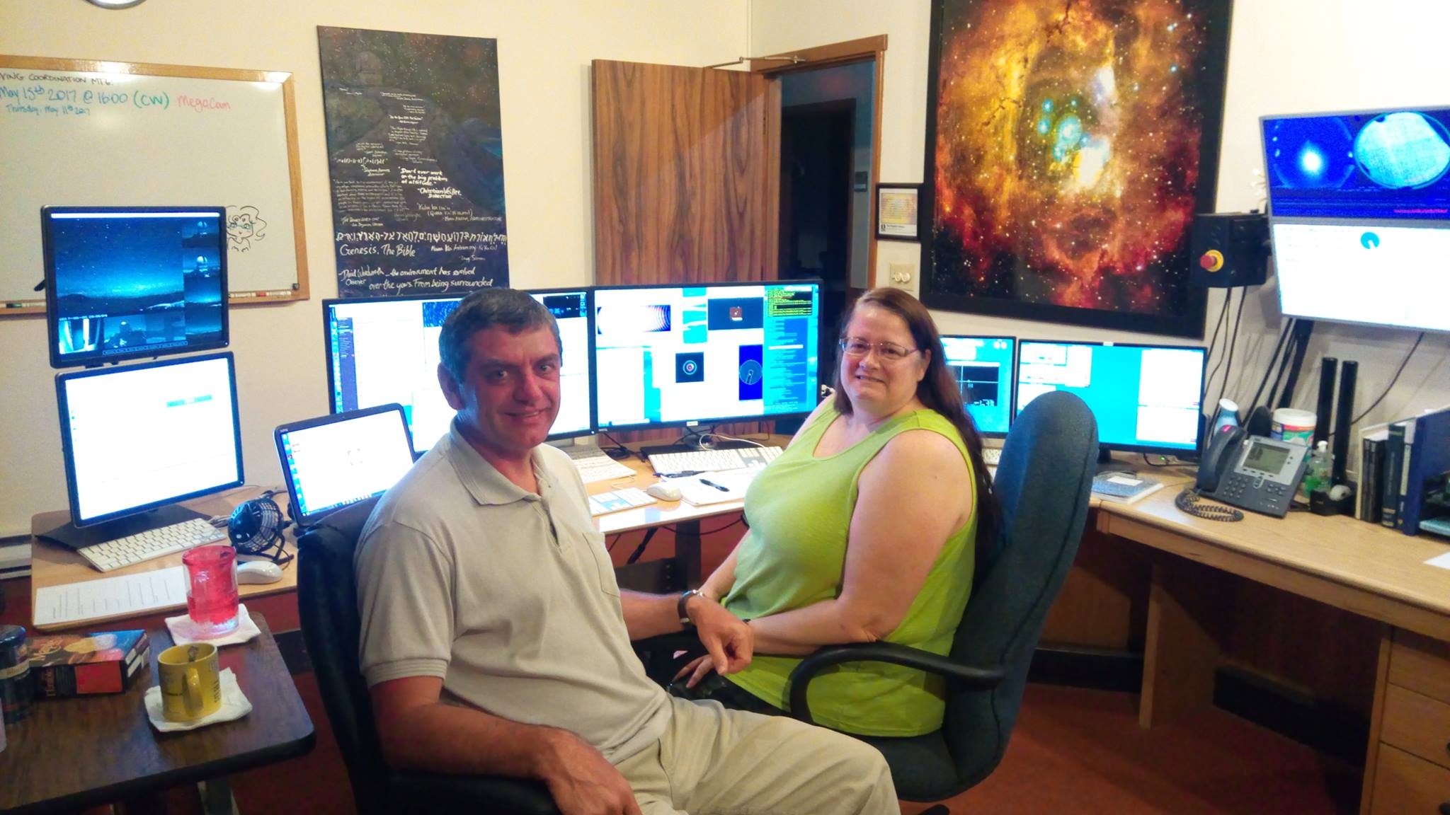 Віктор Халак і Ліса Уелз, що проводить заплановані спостереження на Телескопі Канада-Франція-Гаваї. Кімната для спостережень знаходиться біля підніжжя недіючого вулкана Мауна-Кеа в поселенні Ваймеа. Тобто астрономи там спостерігають у більш комфортних умовах, ніж в інших місцях