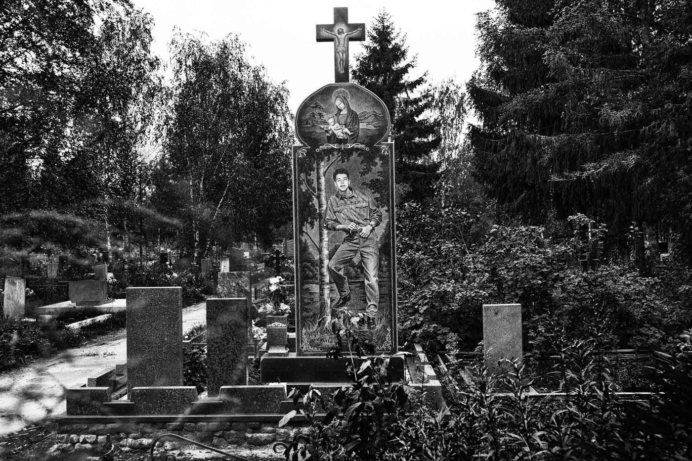 Лише кілька чоловіків, похованих на цьому новгородському цвинтарі, досягли б запропонованого пенсійного віку. Фото Міша Фрідман для Bloomberg