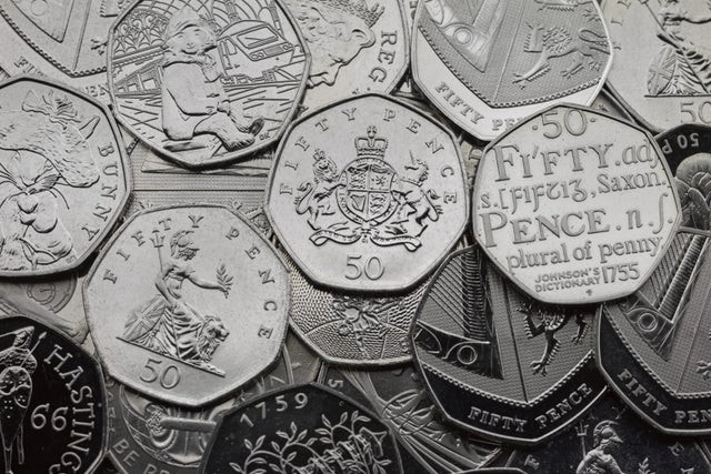 У Великобританії знищать 50-пенсові монети, викарбувані раніше в честь виходу країни з Євросоюзу. За даними агентства Bloomberg, причиною цього стала зміна дати Brexit, призначеного раніше на 31 жовтня 2019 року. Саме ця дата і була вказана на монетах