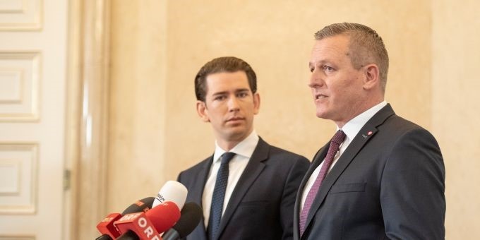 Прем’єр-міністр Австрії Себастіан Курц та міністр оборони Маріо Кунасек були змушені дати позачергову прес-конференцію через викриття російського шпигуна. Фото: EPA