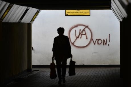 «UA геть!» - одне з численних графіті в краковському підземному переході. Фото: Artur Widak/SIPA USA/PA Images