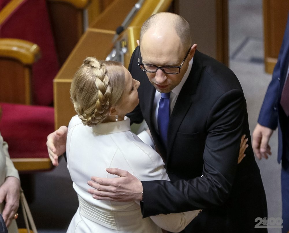 Яценюк розуміє, що в нього нема шансів виграти наступні президентські вибори, одним з фаворитів яких є Тимошенко, а от на парламентських, об’єднавшись із партією Порошенка, він цілком може претендувати на посаду прем’єра