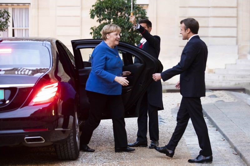 9 грудня 2019 року. Автомобіль Ангели Меркель під’їхав під самі сходи Єлисейського палацу. Фото © GlobalLookPress