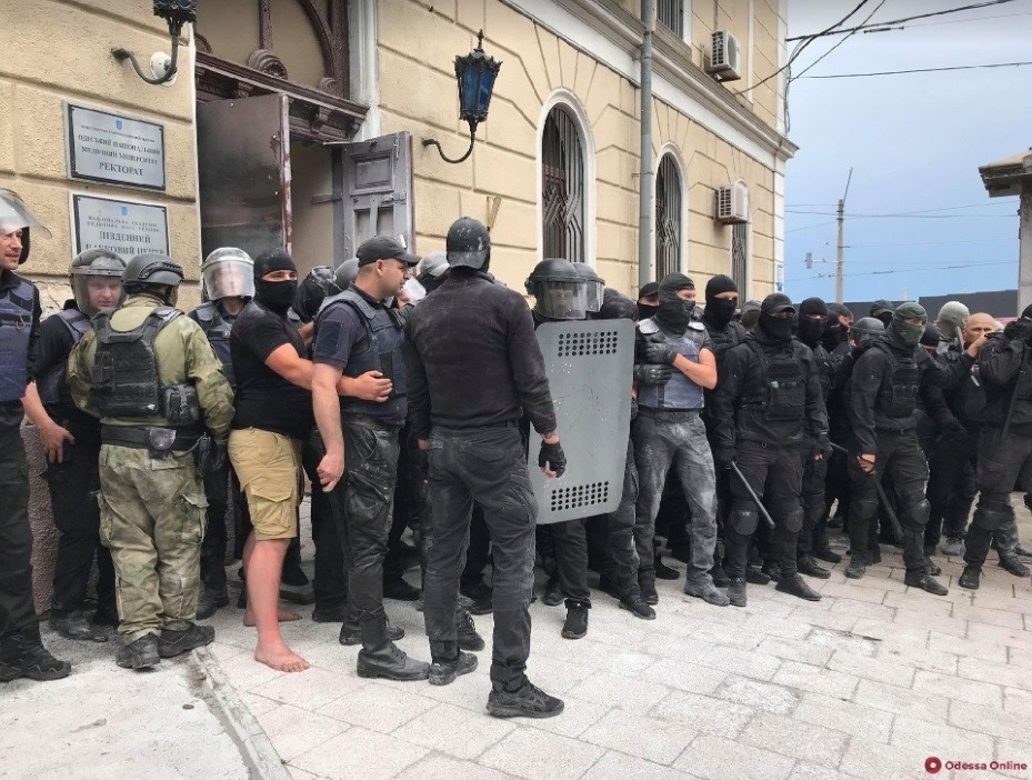 Сутички біля стін Одеського національного медичного університету між противниками і прихильниками легітимного ректора 