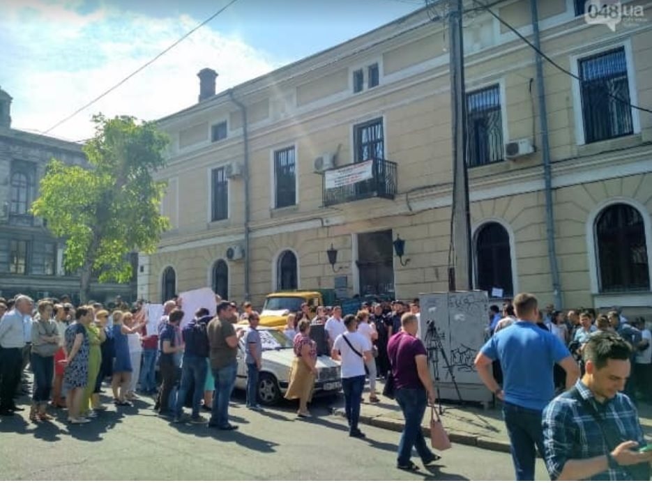 Сутички біля стін Одеського національного медичного університету між противниками і прихильниками легітимного ректора