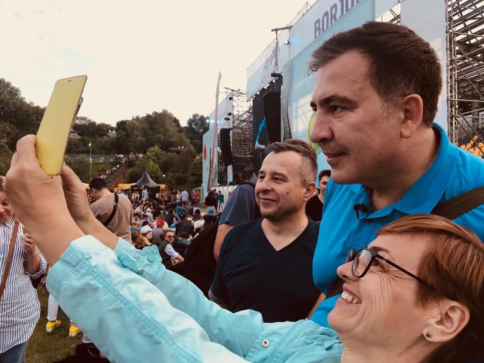 Каталізатором нинішньої колізії став Михайло Саакашвілі, який за нового президента повернувся в Україну, повернув собі громадянство і забажав іти в Раду зі своїм «Рухом нових сил»