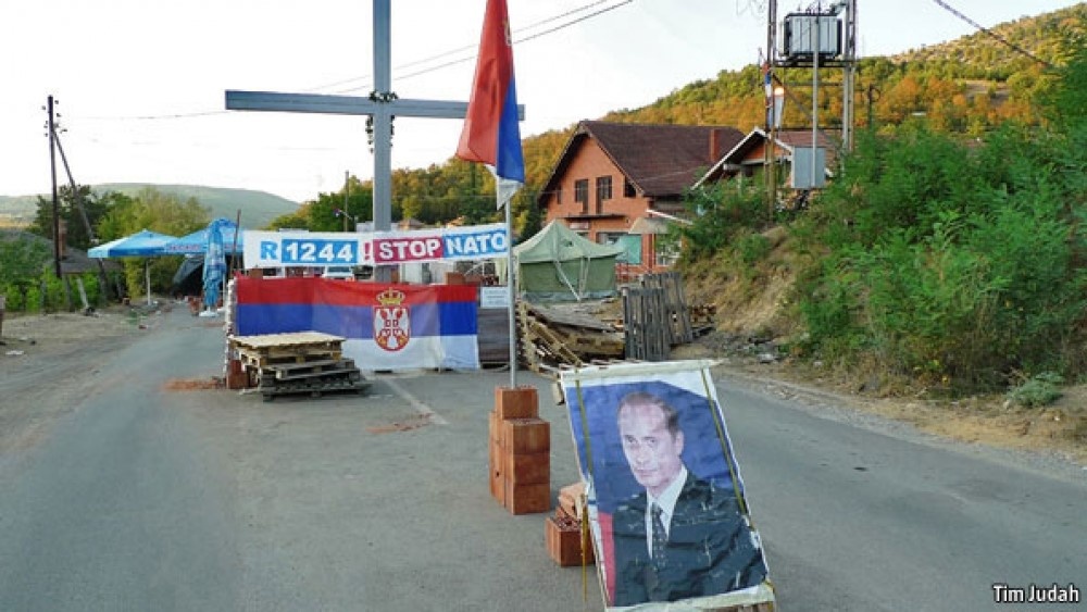 Блокада доріг в Косово із використанням портретів Путіна, 2011 р. Джерело фото economist.com.