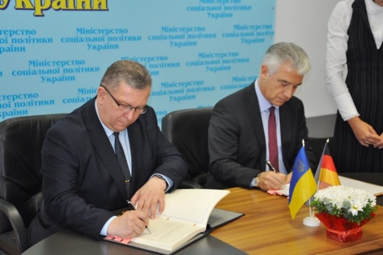 Міністр соціальної політики України Андрій Рева та посол ФРН в Україні Ернст Райхель підписали угоду про взаємне соціальне страхування громадян обох країн.