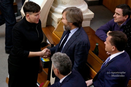 Савченко тисне руку Новінському відкрито